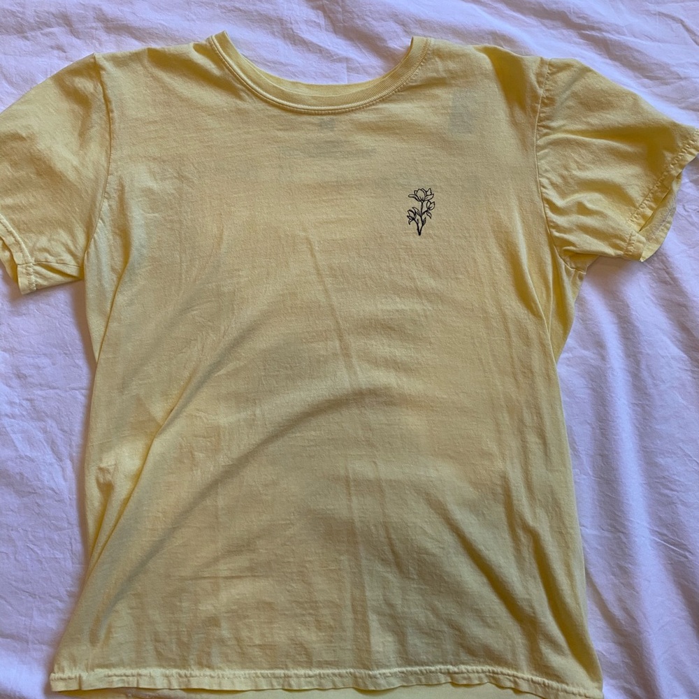 URBAN OUTFITTERS YELLOW T SHIRT